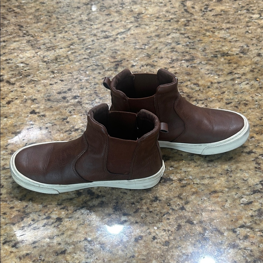 FREE GIFT WRAPPING!
Old Navy kids Brown Faux Leather ankle boots